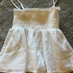 Gina tricot topp - Jättesöt topp från Gina, säljer då den är lite liten💕 jätte sparsamt använd! 🫶🏻