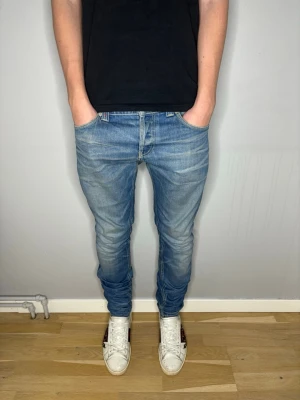 DonDup Jeans - DonDup Jeans| Storlek: 34= ungefär W32 L32 (små i storleken)| Modellen är 177 cm| Skick: 9/10 jätte bra skick!| Pris: 499kr| Priset går alltid att diskutera!|