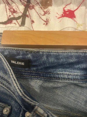 Blå jeans från LTB med raka ben - Snygga blå jeans från LTB med klassisk femficksdesign och raka ben. Jeansen har ljusa slitningar och kontrastsömmar, samt metallknappar och nitar fram. Märket syns tydligt på linningen och bakfickorna har dekorativa sömmar. Jag ursäktar för dåliga bilder, skriv om du vill ha bättre. Storlek W25 L36