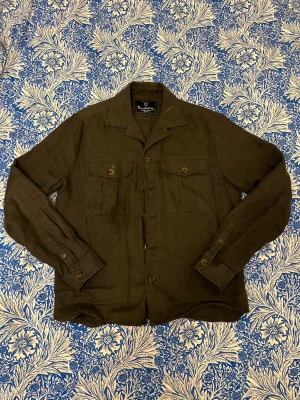 Overshirt  - Säljer en olivgrön overshirt från Bondelid i linne som inte används längre. Två fläckar som med störst sannolikhet går bort i tvätten, har inte försökt själv. Storlek S