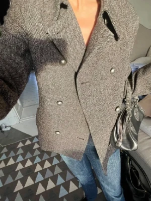 Grå rutig skepparkavaj - Säljer en klassisk skepparkavaj i grått fiskbensmönster då den inte kommer till användning💕