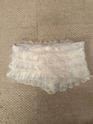Vita bloomers!! - Supersöta vita bloomers/ undershorts med  volanger och en liten rosett framtill!! Används tyvärr inte :( mycket bra skick och inga defekter 💕💕 passar mig som har xs och antagligen s!