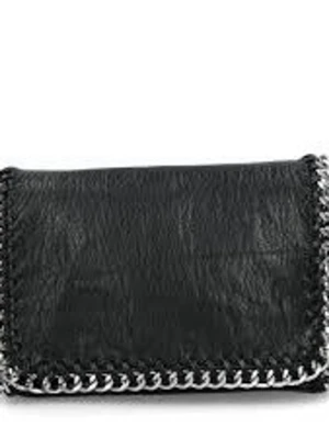 Kedjeväska tiamo - Snygg svart kuvertväska i skinn med grova silverfärgade kedjor, fin och bra att ha. Nypris 499kr