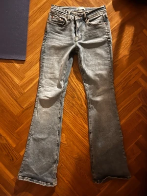 Ljusblå bootcut jeans från Perfect Jeans - Säljer ett par ljusblå jeans från Perfect Jeans med klassisk femficksdesign och bootcut-ben. Skulle säga att de e midwaist passar perfekt i längd på mig som e 165 midjemåttet tvärs över är ca 32 cm 