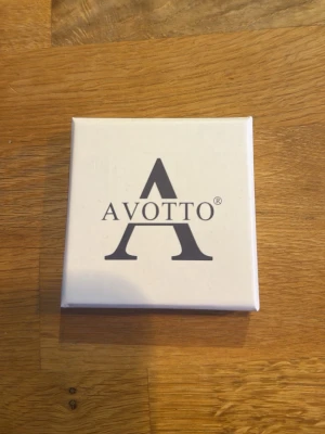 Guldiga örhängen från Avotto - Säljer ett set med stilrena guldiga örhängen från Avotto. Tre olika par hoops, två par är släta och en är lite större än den andra. Den andra har en diskret textur. Perfekta för att ge din look lite extra edge. Kommer i original ask. ÄKTA guld och aldrig använda! Precis från affär , pris kan diskuteras! 💓