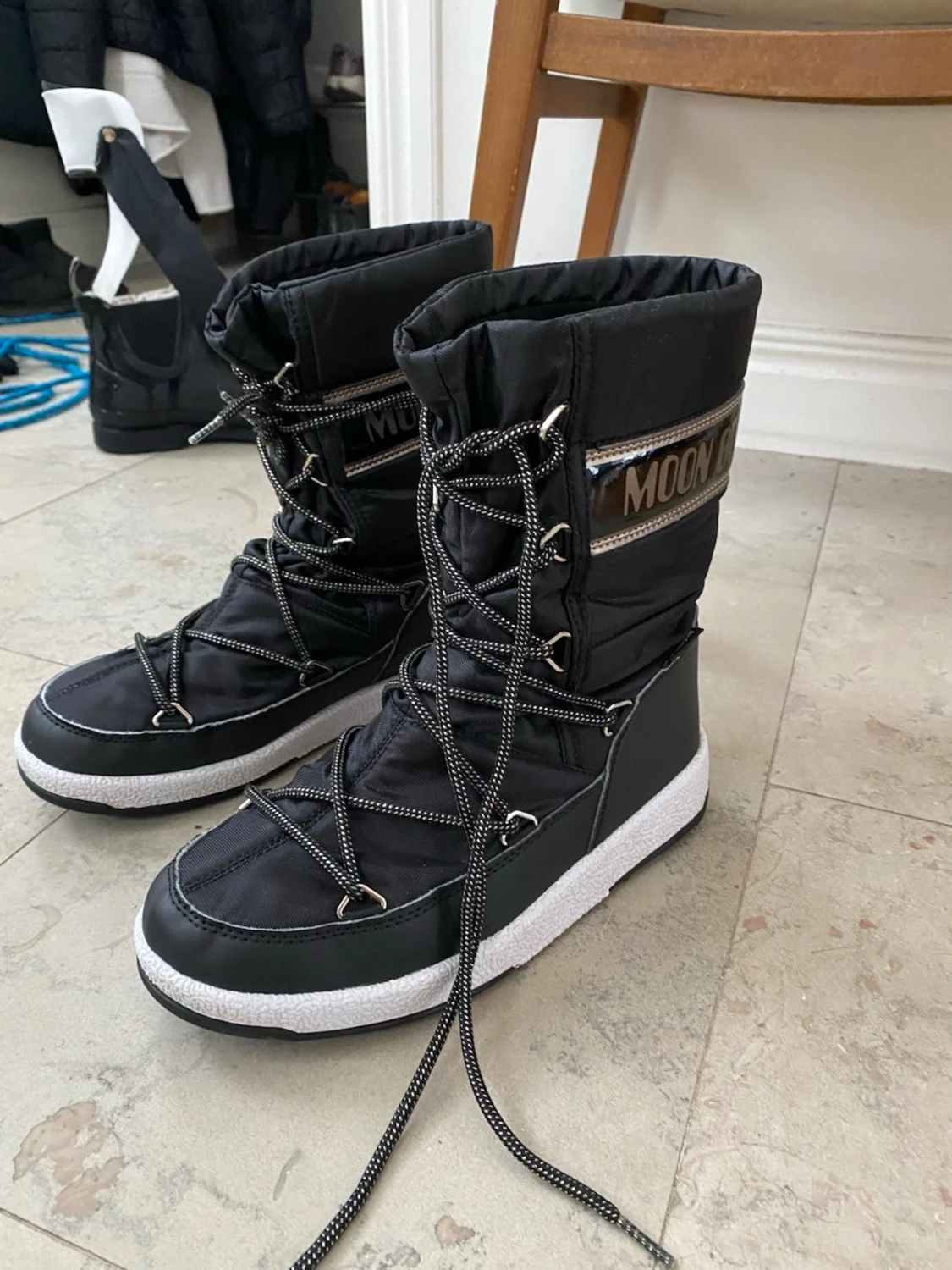 Svarta Moon Boot med snörning