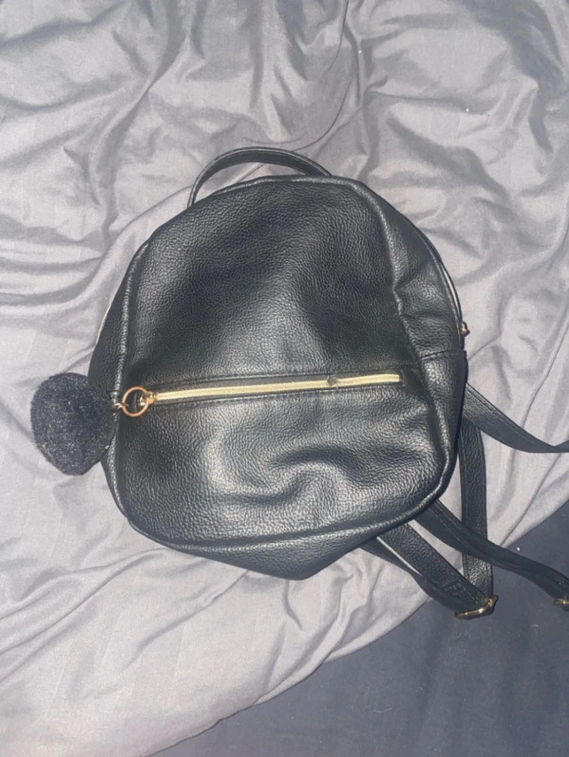 Svart ryggsäck i skinnimitation - 2