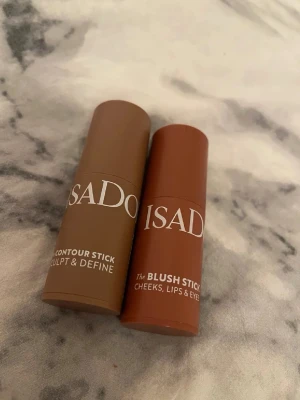 Isadora stick  - Isadora contour o blush sick i färgerna 46 soft Brown och 36 warm mocha. Använda några få gånger (se sista bild hur mycket som är kvar i) ☺️ säljer pga fel färger för mig! Priset gäller för båda men kan även säljas separat såklart!