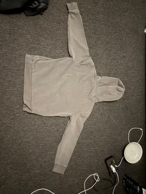 boss hoodie. - jag säljer en boss hoodie eftersom den är för liten, verkligen en snygg hoodie som går att matcha med mycket och ha på sig på utgångar eller chill outfit!