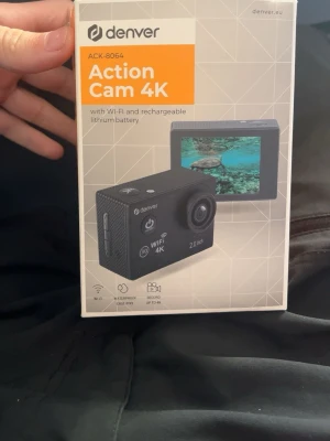 Denver ACK-8064 Action Cam 4K - Denver ACK-8064 Action Cam 4K med Wi-Fi, 2.0-tums skärm och vattentätt skydd (IPX9). Spelar in i upp till 4K-upplösning och har uppladdningsbart batteri. Kameran och tillbehören är nya endast öppnade så nytt skick. Mvh isak