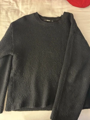 Svart stickad tröja från Bik Bok - Säljer en svart stickad tröja från Bik Bok i storlek XS.