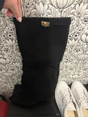 Svarta höga stövlar med gulddetalj - Säljer ett par boots ifrån Boohoo som aldrig är använda. Orginalpris är 950. Aldrig använda men ej lapp eller box kvar 