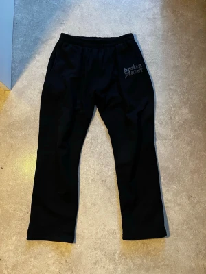 Svarta mjukisbyxor Broken Planet - Svarta mjukisbyxor från Broken Planet med. Inga synliga defekter på byxorna. Priset är ej hugget i sten det bara att skriva vid funderingar:)