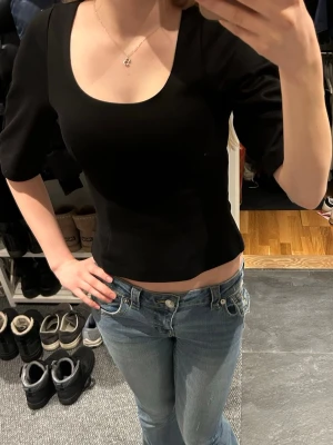 Gina topp  - Såå snygg topp från Gina Tricot. Köpte i våras men använder aldrig, inga defekter - bra skick. Säljer just eftersom jag inte får användning av den. Skriv för frågor eller fler bilder 🩷