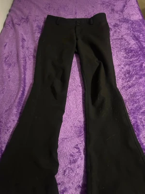 Kostymbyxor  - Jag vill sälja dom för att jag rensar min garderob! Pristet kan diskuteras och kan skicka bild när jag har på mig dom💕