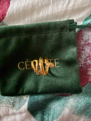 Celeste ring Blanache 18K guld  - Oanvänd ring från Céleste. Silver pläterade med 18K guld. Vill du sticka ut? Då är det perfekt ring för dig. Nypris 599kr.