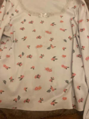 Vit blommig långärmad topp med spets - Säljer en söt vit långärmad topp med små rosa blommor. Den är från Shein därav priset. Är i bra skick med små defekter som finns med på andra bilden. Storleken är Xs-S 