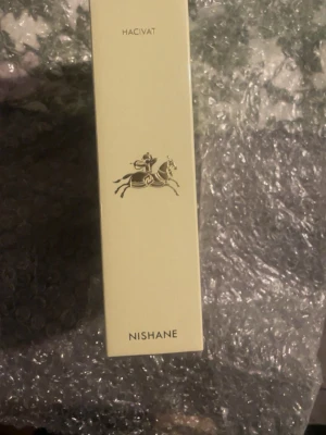 Nishane Hacivat Extrait de Parfum - Exklusiv parfym med modern känsla, 50 ml. Ingredienser: alkohol denat., parfym (fragrance), limonene, linalool, citronellol, citral, farnesol, geraniol, benzyl benzoate, kumarin. Tillverkad i Turkiet.