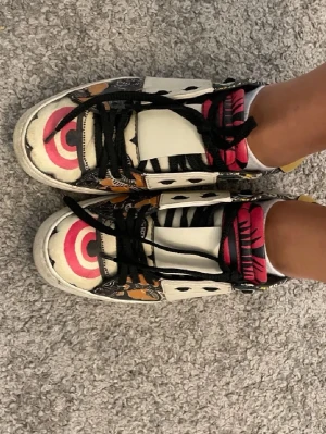 Unika Valentino Garavani sneakers  - Mina jättesnygga valentinoskor från höst/vinterkollektionen 2016,  som blivit lite små🥲De är köpta på vestiaire collective och har godkänts i deras äktighetskontroll. Har tyvärr Ingen låda. Kan tänka mig gå ned lite i pris vid snabb affär😊