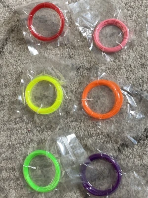 PLA 3D-skrivarfilament 1.75mm, 10 färger - Sats med 10 rullar PLA-filament för 3D-skrivare, varje rulle är 5 meter lång och har diameter 1.75mm. Passar de flesta 3D-pennor och skrivare. Färger: röd, rosa, gul, orange, grön, lila, blå, vit, svart, grå. Nytt och oöppnat skick. Dock en öppnad säljer för det passar inte min 3D penna.