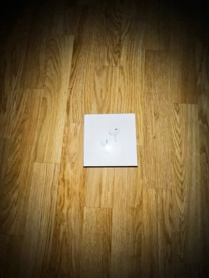 Apple AirPods Pro - Säljer helt nya AirPods Pro har inte använt dom fick dom som julklapp och nu orka jag inte har dom för gillar inte den här modellen 