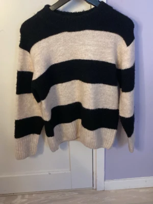 Stickad tröja från Gina Tricot❤️ - Säljer en mysig stickad tröja från Gina Tricot i storlek 146/152.❤️Såååå mysig, inte stickig alls.