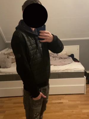 Barbour cardigan svart  - Sjukt snygg cardigan från Barbour. Storlek S i ett sjukt bra skick, skriv vid funderingarna 