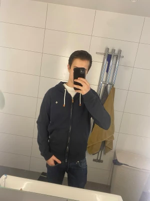 Morris zip hoodie - Jag säljer en riktigt fet hybridjacka från ralph lauren🤩 || Skick: 9/10 ||Storlek: L || Modellen är 178cm🙌 || Tveka inte på att ställa frågor😉