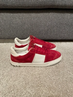 Valentino flycrew - Valentino flycrews i storlek 40,5 passar 41,5, skick 9/10 alla nitar är kvar, endast skor medföljer vid köp, hör av er vid funderingar