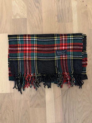 Burberry halsduk  - Tja säljer nu denna as feta halsduk från burberry. Skick 9,5/10. Vid minsta lilla fundering är det bara att höra av sig.