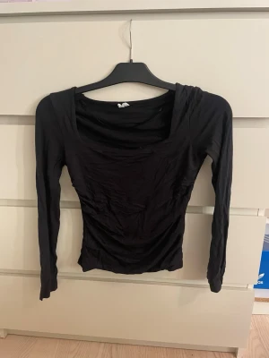 Svart urringad långärmad💕 - Säljer en svart långärmad topp från & Other Stories i storlek XS. Aldrig använd men tvättad en gång💕