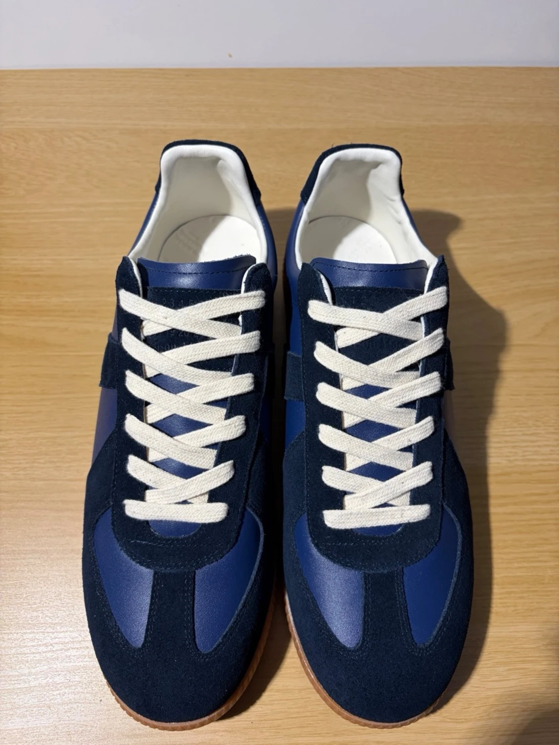 Marinblå sneakers med mockadetaljer - 1