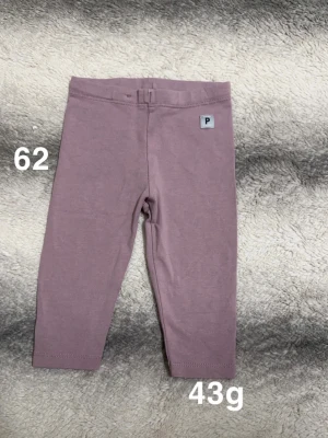 Ljuslila leggings från Polarn O. Pyret - Säljer ett par mjuka ljuslila leggings från Polarn O. Pyret i storlek 62. De har en enkel design med resår i midjan och en liten logotyp på höften. Perfekta för chill dagar och passar till allt. 🌸 Fint använt skick. Storlek 62