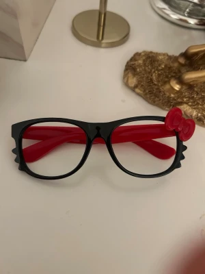Hello Kitty glasögon - Jag tycker att dom är fina fast jag rensar min bord o garderob/ rum priset kan diskuteras om du tycker att det är för dyrt💞