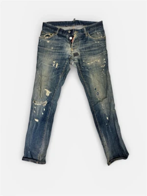  Dsquared2 strl 46 - Dsquared jeans som är väldigt slitna därav väldigt lågt pris. Storlek 46 passar mig som är 32