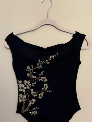 ZARA svart body - Fina paljetter perfekt till utekväll eller på semestern🖤