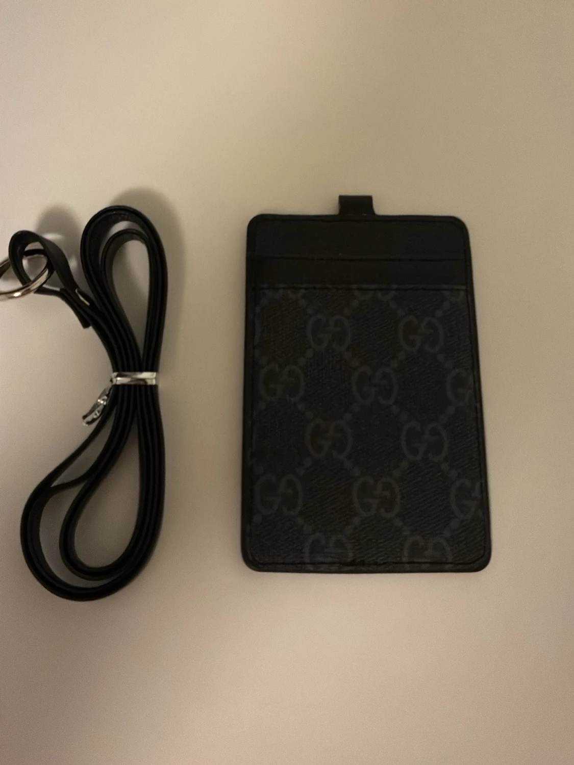 Svart plånbok med axelrem