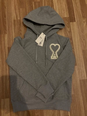 Ami Paris hoodie  - Säljer denna riktigt fina ami Paris hoodien. Aldrig använd. Väldigt skön att ha på sig. 