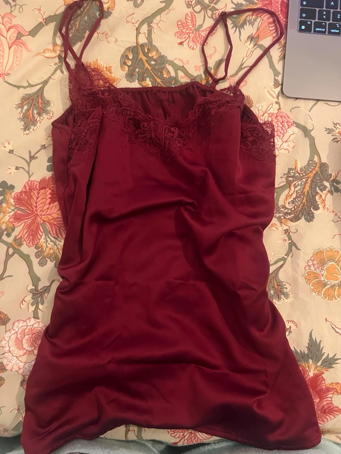 Vinröd linnetopp med spets från Tezenis - 1