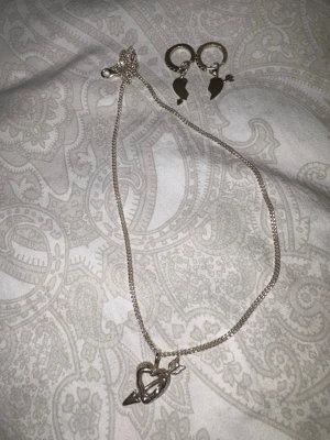  Smycken  - Ett halsband och ett par örhängen halsband är använt örhängena är inte använda 
