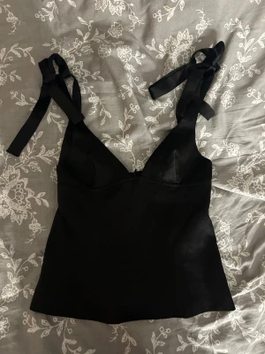 Gina Tricot topp - Snygg topp men tyvärr för liten, 14+