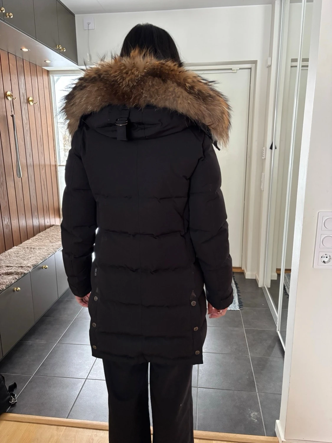 Svart dunjacka med pälskrage från Hollies - 1