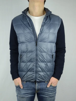 Massimo Dutti cardigan  - MASSIMO DUTTI HYBRID CARDIGAN  Storlek : M  Passform : Normal  Användning : Jackan är i ett väldigt fint skick utan defekter  Nypris : Cirka 2000SEK  Modellen på bilen är 182CM och väger 77KG