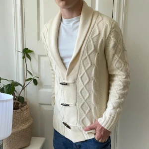 Dobber cardigan M beige - Dobber cardigan M beige, inga defekter! Modellen är 180,75 kg! Kom med frågor 🫶