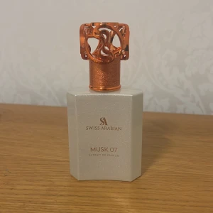 Swiss Arabian Musk 01 - En muskig floral parfym för både kvinnor och män som vill lukta som nytvättade lakan och fräscha kläder. En mellan österrikare parfym med mycket bra kvalitet. 