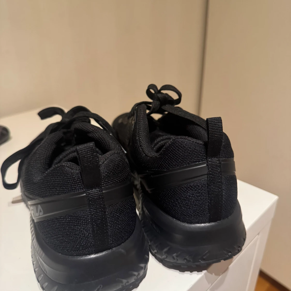 Svarta Fila sneakers med snörning - 1