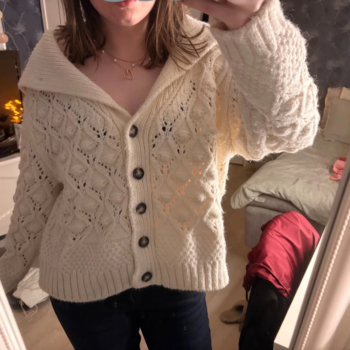 Krämvit stickad kofta med knappar