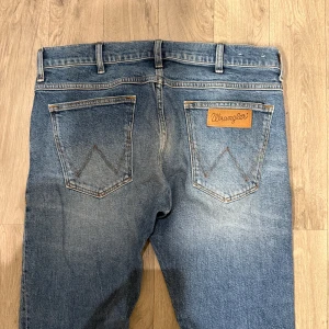 Wrangler Bryson Jeans Blå W33 L32 - Sjukt snygga Wrangler Bryson jeans i storlek W33/L32. Mått - Midja: 43cm, Benlängd: 102,5cm. Modellen är 184cm & 63kg. Hör av dig vid funderingar!🤩