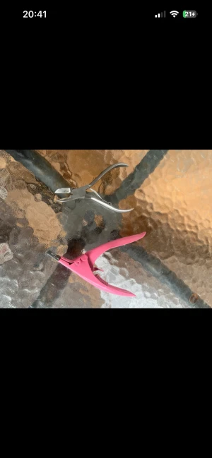 Nagelklippare salong  - Bilden visar två handverktyg,  nagelklippare. Superfina 