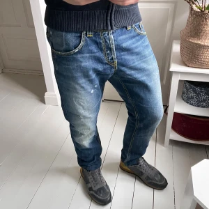 Dondup jeans  - Dondup jeans, skulle tro det är en ganska gammal modell, inga direkta defekter men dom är använda. Storlek W34, med måtten A: 44cm B: 94cm. Kom med frågor! Sjukt snygga! 